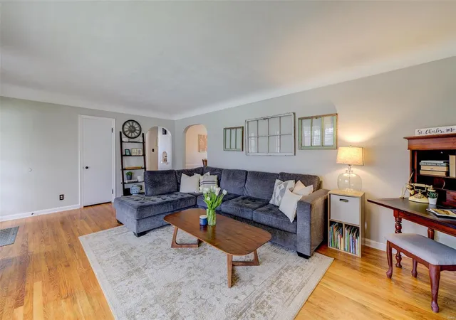 Photo 3 of Single family home for sale at 1107 Pike St, Saint Charles, MO 63301 | MLS# 25016620 | Listing updated on 2025-03-20