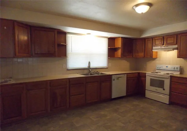 Photo 3 of Single family home for sale at 2428 Covington Meadows, Poplar Bluff, MO 63901 | MLS# 25016639 | Listing updated on 2025-03-19