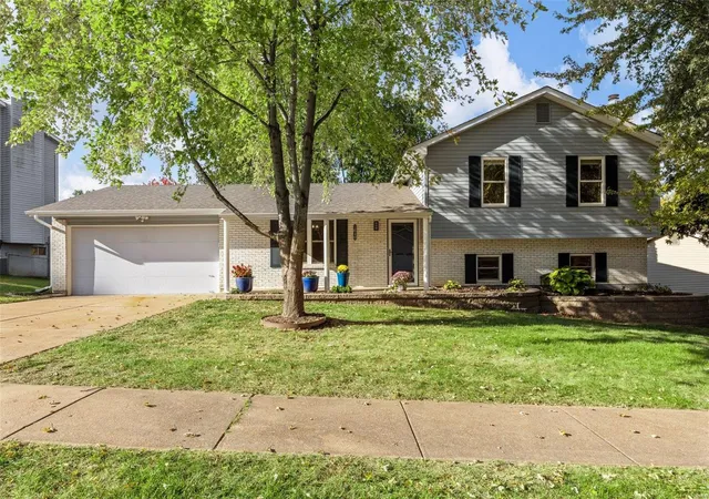 Photo 1 of Single family home for sale at 1640 Deergrass Dr, Saint Charles, MO 63303 | MLS# 25016757 | Listing updated on 2025-03-19