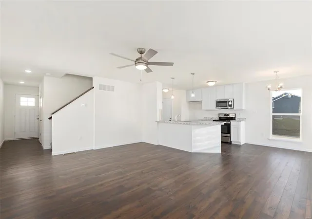 Photo 3 of Single family home for sale at 43 Fairmount Grv Dr, St Peters, MO 63376 | MLS# 25016762 | Listing updated on 2025-03-19