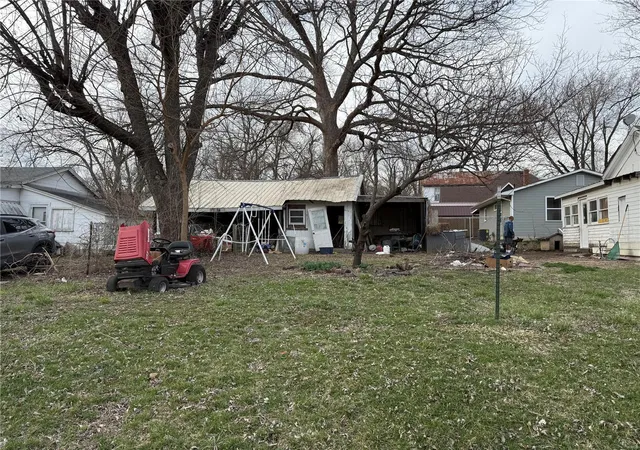 Photo 14 of Single family home for sale at 600 N 7th St, Louisiana, MO 63353 | MLS# 25016789 | Listing updated on 2025-03-19