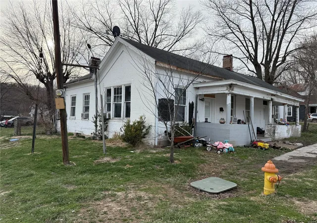 Photo 2 of Single family home for sale at 600 N 7th St, Louisiana, MO 63353 | MLS# 25016789 | Listing updated on 2025-03-19