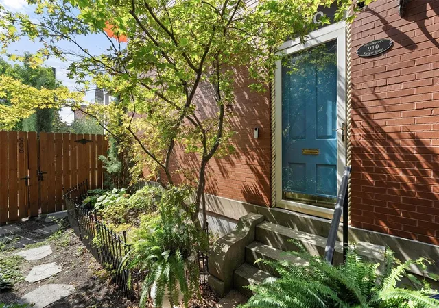 Photo 1 of Single family home for sale at 910 Rutger St, Saint Louis, MO 63104 | MLS# 25016817 | Listing updated on 2025-03-20