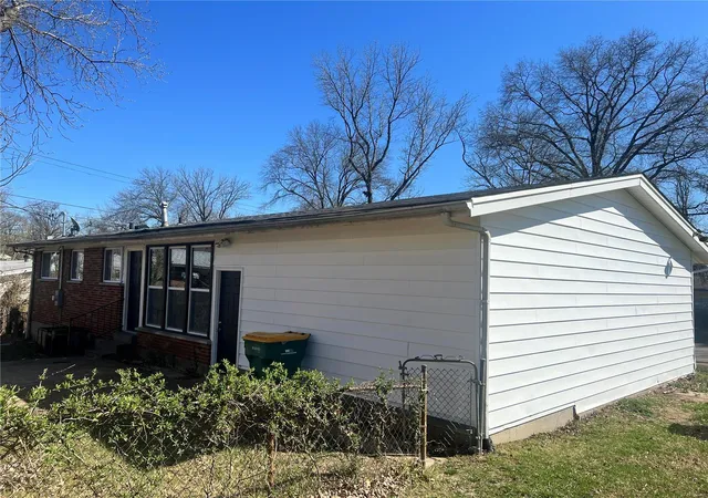 Photo 3 of Single family home for sale at 2221 Duchess Dr, Saint Louis, MO 63136 | MLS# 25016874 | Listing updated on 2025-03-21