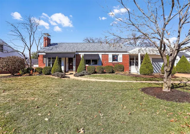 Photo 1 of Single family home for sale at 233 W Old Watson Rd, Saint Louis, MO 63119 | MLS# 25016883 | Listing updated on 2025-03-27