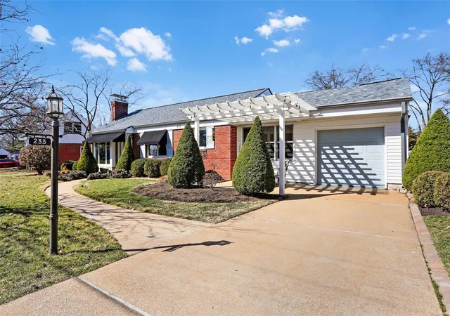 Photo 2 of Single family home for sale at 233 W Old Watson Rd, Saint Louis, MO 63119 | MLS# 25016883 | Listing updated on 2025-03-27