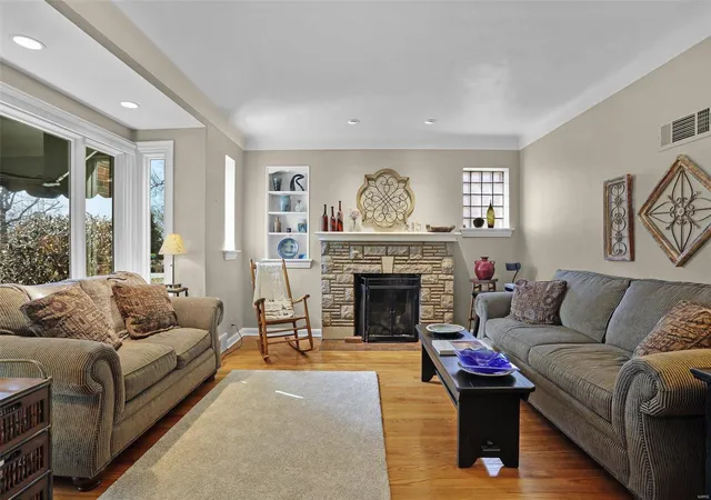 Photo 3 of Single family home for sale at 233 W Old Watson Rd, Saint Louis, MO 63119 | MLS# 25016883 | Listing updated on 2025-03-27