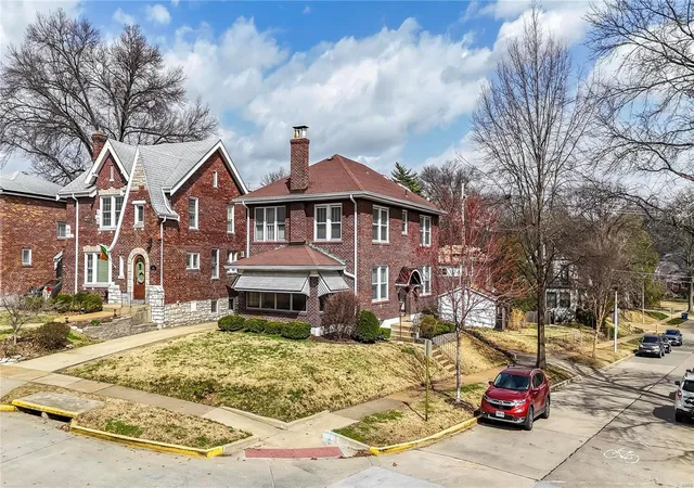 Photo 2 of Single family home for sale at 1211 Boland Pl, Saint Louis, MO 63117 | MLS# 25016908 | Listing updated on 2025-03-20
