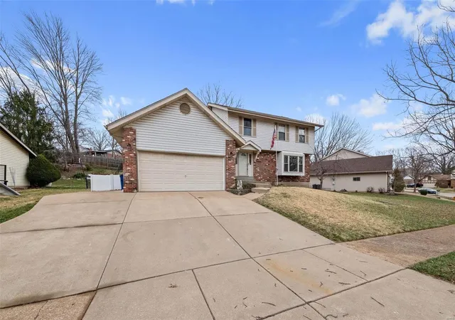 Photo 3 of Single family home for sale at 2915 Coram Dr, Saint Louis, MO 63129 | MLS# 25016968 | Listing updated on 2025-03-21