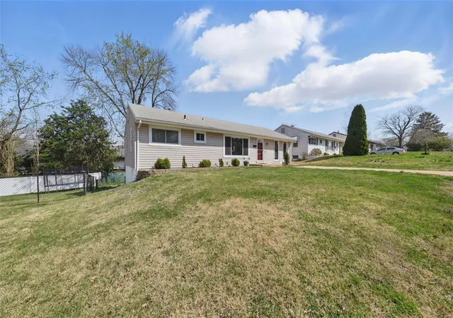 Photo 3 of Single family home for sale at 7451 Rockwood Dr, Saint Louis, MO 63123 | MLS# 25016983 | Listing updated on 2025-04-02
