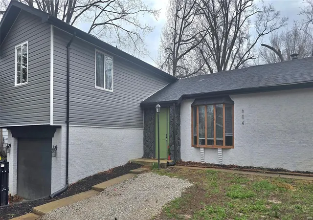 Photo 1 of Single family home for sale at 604 S 16th St, Belleville, IL 62220 | MLS# 25017124 | Listing updated on 2025-03-23
