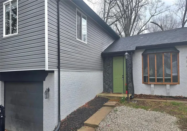 Photo 2 of Single family home for sale at 604 S 16th St, Belleville, IL 62220 | MLS# 25017124 | Listing updated on 2025-03-23