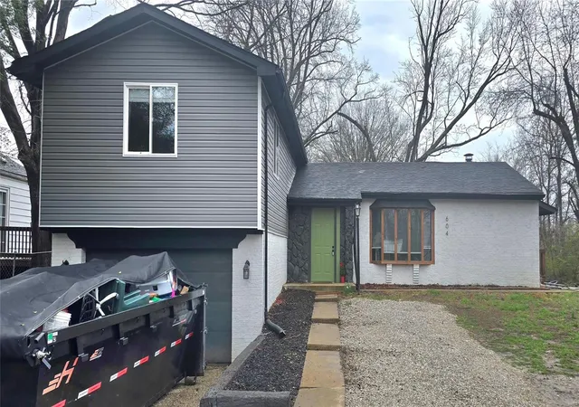 Photo 3 of Single family home for sale at 604 S 16th St, Belleville, IL 62220 | MLS# 25017124 | Listing updated on 2025-03-23