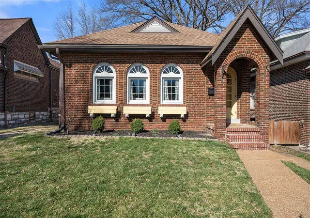 Photo 1 of Single family home for sale at 3845 Dover Pl, Saint Louis, MO 63116 | MLS# 25017125 | Listing updated on 2025-03-27