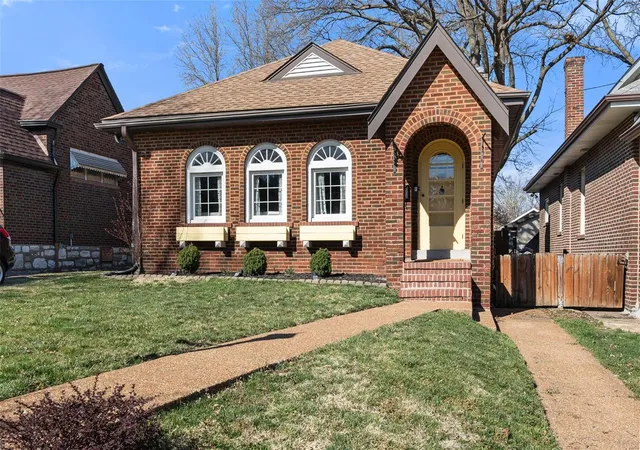 Photo 1 of Single family home for sale at 3845 Dover Pl, Saint Louis, MO 63116 | MLS# 25017125 | Listing updated on 2025-03-27