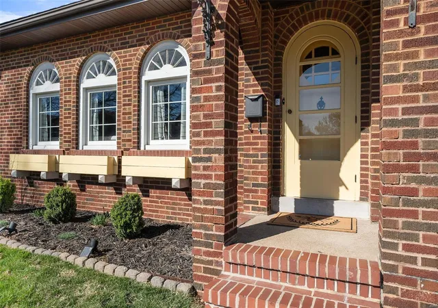 Photo 2 of Single family home for sale at 3845 Dover Pl, Saint Louis, MO 63116 | MLS# 25017125 | Listing updated on 2025-03-27