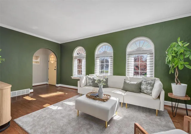 Photo 4 of Single family home for sale at 3845 Dover Pl, Saint Louis, MO 63116 | MLS# 25017125 | Listing updated on 2025-03-27