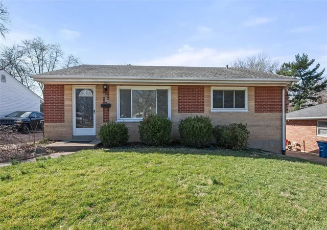 Photo 1 of Single family home for sale at 8916 Saint Louis Ave, Saint Louis, MO 63114 | MLS# 25017157 | Listing updated on 2025-03-21