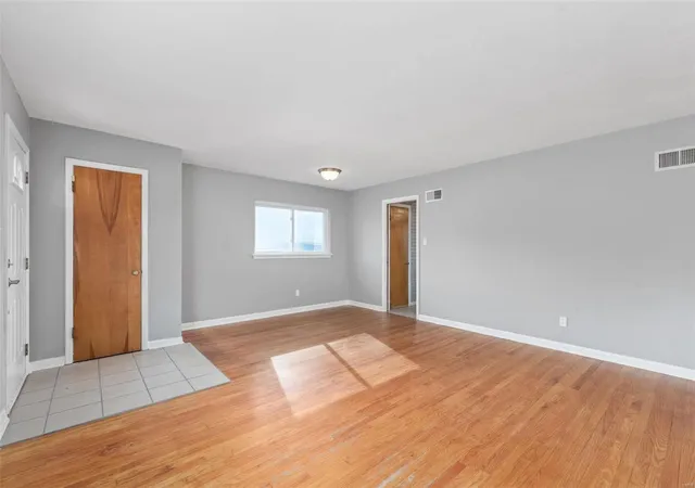 Photo 4 of Single family home for sale at 8916 Saint Louis Ave, Saint Louis, MO 63114 | MLS# 25017157 | Listing updated on 2025-03-21