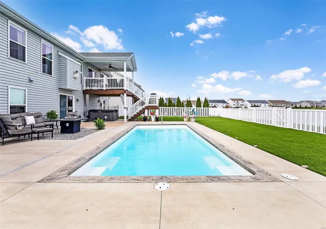 Photo 2 of Single family home for sale at 109 Charlestowne Pl Dr, Saint Charles, MO 63301 | MLS# 25017168 | Listing updated on 2025-03-28