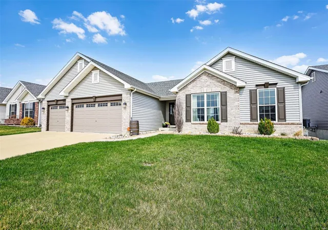 Photo 3 of Single family home for sale at 109 Charlestowne Pl Dr, Saint Charles, MO 63301 | MLS# 25017168 | Listing updated on 2025-03-28