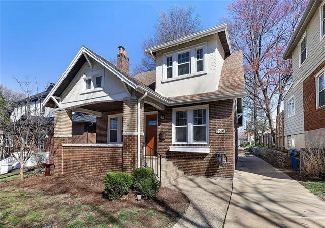 Photo 2 of Single family home for sale at 7581 Warner Ave, Saint Louis, MO 63117 | MLS# 25017220 | Listing updated on 2025-03-27