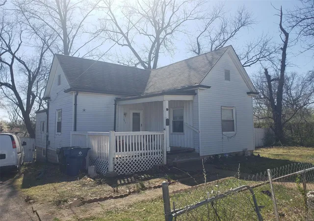 Photo 3 of Single family home for sale at 8312 Eads Ave, Saint Louis, MO 63114 | MLS# 25017242 | Listing updated on 2025-03-22