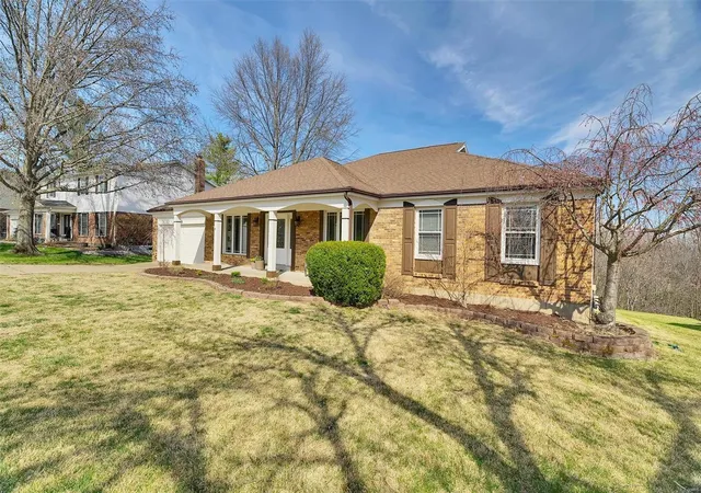 Photo 3 of Single family home for sale at 5528 Rolling Meadows Ct, Saint Louis, MO 63129 | MLS# 25017259 | Listing updated on 2025-03-27