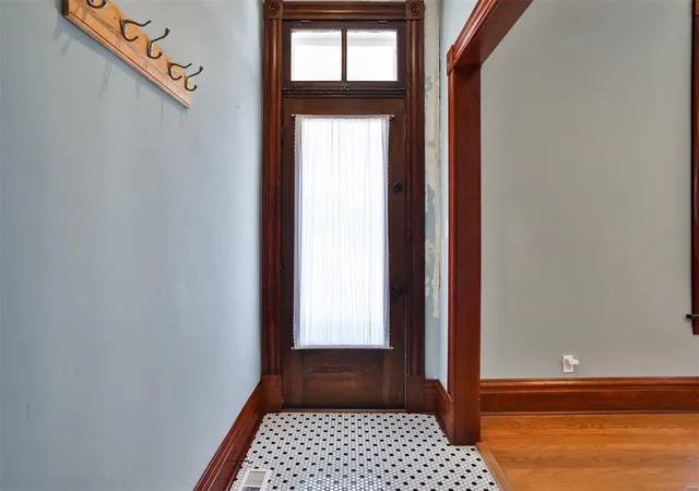 Photo 3 of Single family home for sale at 5818 Southwest Ave, Saint Louis, MO 63139 | MLS# 25017407 | Listing updated on 2025-03-27