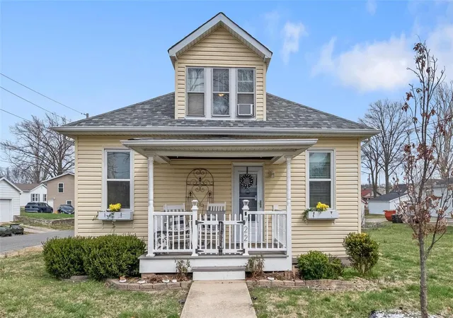 Photo 2 of Single family home for sale at 722 N Metter Ave, Columbia, IL 62236 | MLS# 25017465 | Listing updated on 2025-03-23