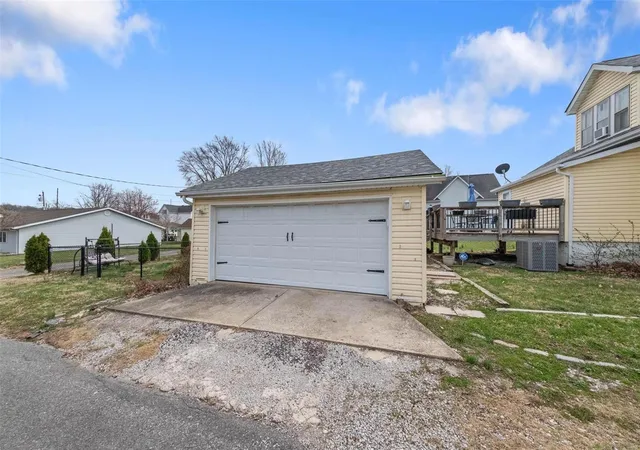 Photo 2 of Single family home for sale at 722 N Metter Ave, Columbia, IL 62236 | MLS# 25017465 | Listing updated on 2025-03-23