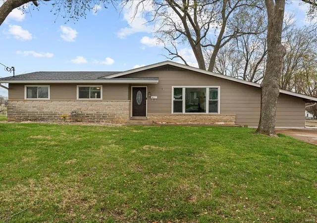 Photo 1 of Single family home for sale at 810 Saint Charles Ave, Saint Charles, MO 63301 | MLS# 25017539 | Listing updated on 2025-03-28