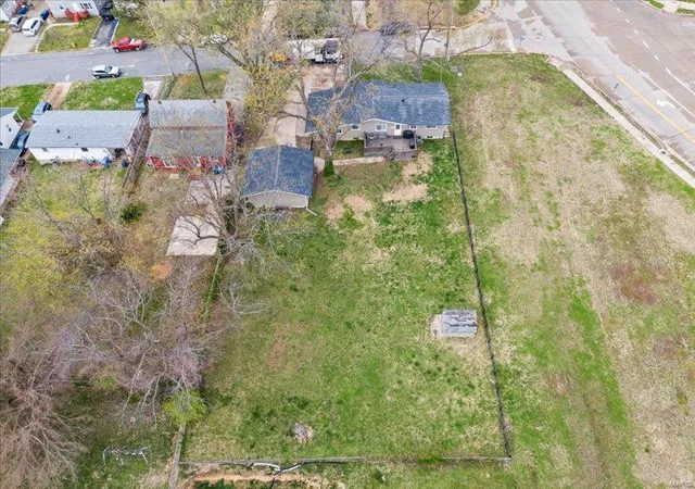Photo 1 of Single family home for sale at 810 Saint Charles Ave, Saint Charles, MO 63301 | MLS# 25017539 | Listing updated on 2025-03-28