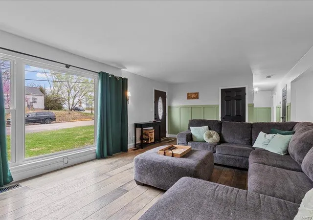 Photo 2 of Single family home for sale at 810 Saint Charles Ave, Saint Charles, MO 63301 | MLS# 25017539 | Listing updated on 2025-03-28