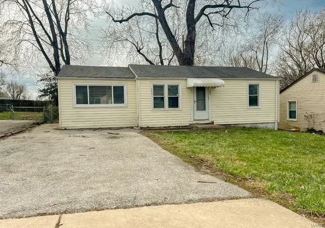 Photo 1 of Single family home for sale at 240 Reasor Dr, Saint Louis, MO 63135 | MLS# 25017540 | Listing updated on 2025-03-24