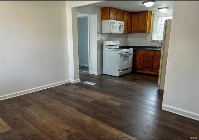 Photo 3 of Single family home for sale at 240 Reasor Dr, Saint Louis, MO 63135 | MLS# 25017540 | Listing updated on 2025-03-24