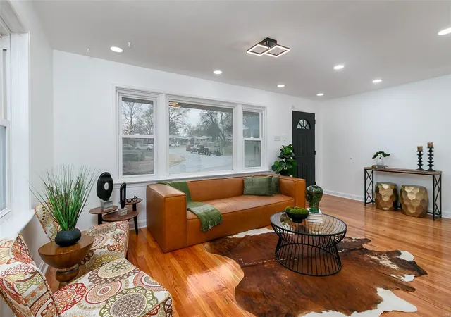Photo 2 of Single family home for sale at 1031 Donnell Ave, Saint Louis, MO 63137 | MLS# 25017630 | Listing updated on 2025-03-29