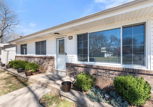 Photo 3 of Single family home for sale at 2414 Banister Dr, Saint Louis, MO 63125 | MLS# 25017777 | Listing updated on 2025-03-26