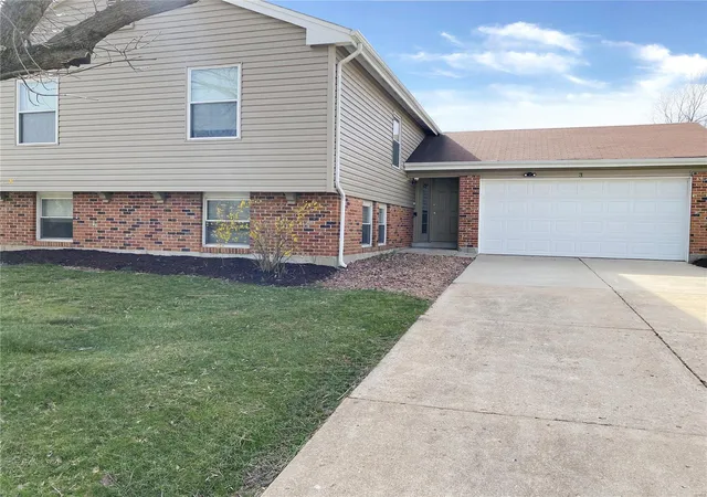 Photo 2 of Single family home for sale at 3 Galaxy Dr, Saint Peters, MO 63376 | MLS# 25017834 | Listing updated on 2025-03-24