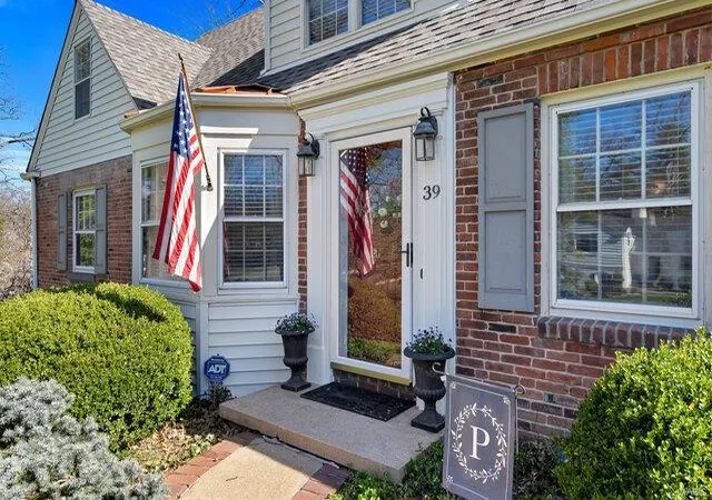 Photo 2 of Single family home for sale at 39 Frederick Ln, Saint Louis, MO 63122 | MLS# 25017842 | Listing updated on 2025-03-26