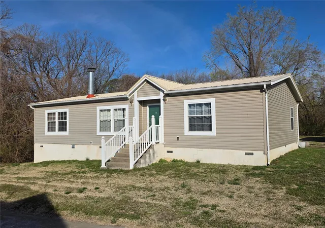 Photo 1 of Single family home for sale at 801 Memorial Dr, Sainte Genevieve, MO 63670 | MLS# 25017872 | Listing updated on 2025-03-25