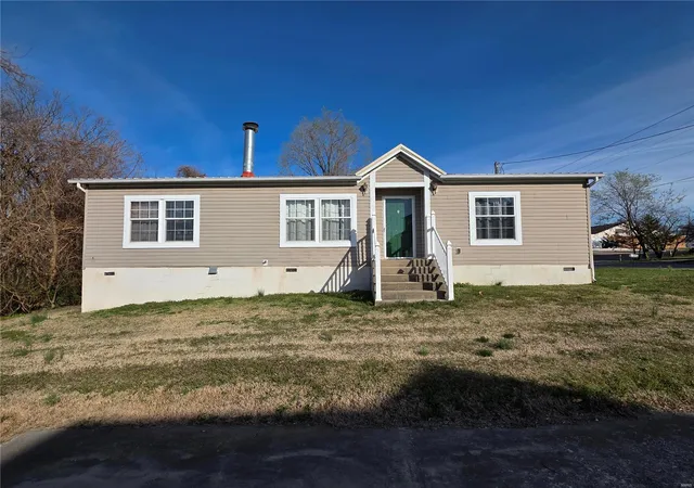 Photo 2 of Single family home for sale at 801 Memorial Dr, Sainte Genevieve, MO 63670 | MLS# 25017872 | Listing updated on 2025-03-25