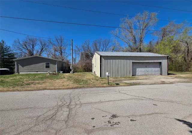 Photo 3 of Single family home for sale at 801 Memorial Dr, Sainte Genevieve, MO 63670 | MLS# 25017872 | Listing updated on 2025-03-25