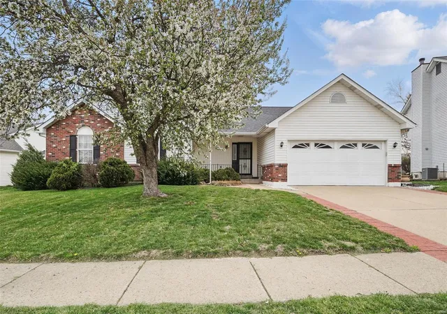 Photo 1 of Single family home for sale at 112 Beacon Hill Dr, Saint Charles, MO 63301 | MLS# 25017958 | Listing updated on 2025-04-04