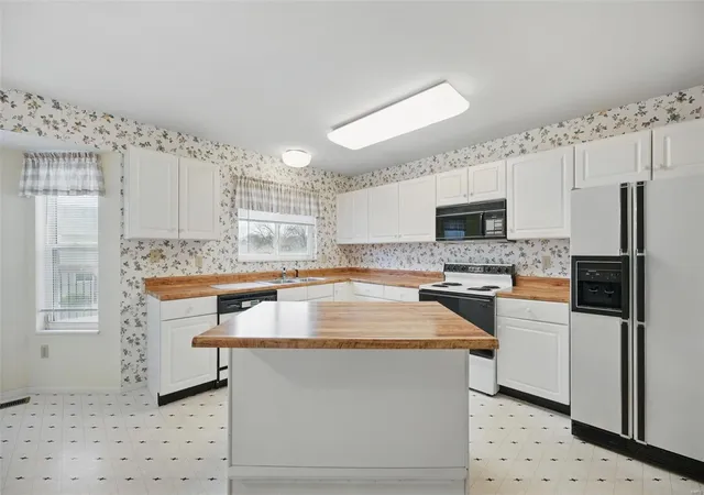 Photo 2 of Single family home for sale at 112 Beacon Hill Dr, Saint Charles, MO 63301 | MLS# 25017958 | Listing updated on 2025-04-04