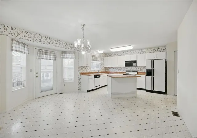 Photo 3 of Single family home for sale at 112 Beacon Hill Dr, Saint Charles, MO 63301 | MLS# 25017958 | Listing updated on 2025-04-04