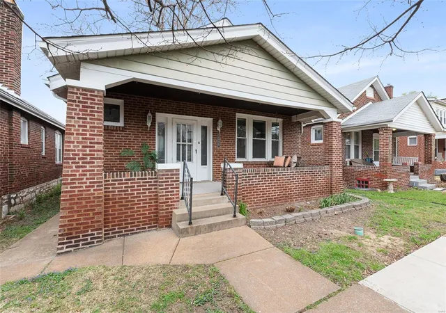 Photo 2 of Single family home for sale at 2825 Knox Ct, Saint Louis, MO 63139 | MLS# 25017987 | Listing updated on 2025-04-03