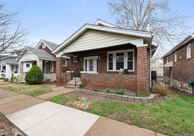 Photo 3 of Single family home for sale at 2825 Knox Ct, Saint Louis, MO 63139 | MLS# 25017987 | Listing updated on 2025-04-03