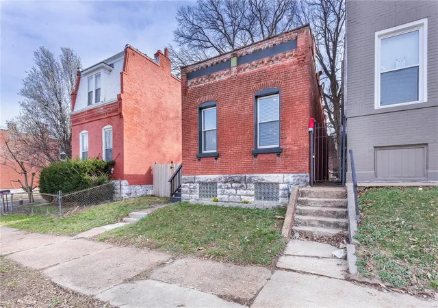 Photo 2 of Single family home for sale at 3204 Winnebago St, Saint Louis, MO 63118 | MLS# 25017996 | Listing updated on 2025-03-26