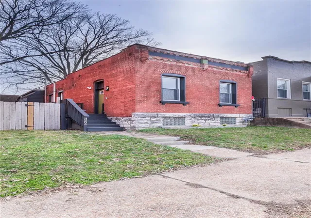 Photo 3 of Single family home for sale at 3204 Winnebago St, Saint Louis, MO 63118 | MLS# 25017996 | Listing updated on 2025-03-26